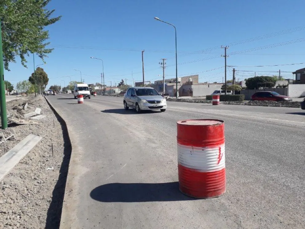 Ya se construye el cordón cuneta en la nueva avenida Perón 