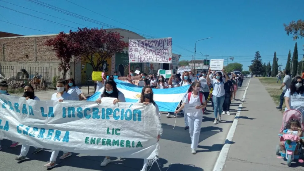 Carrera de Enfermería: marcha de los estudiantes y reunión clave para que la Licenciatura no se cierre
