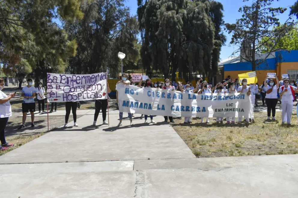 El rector de la Universidad del Comahue se fue de Viedma entre abucheos y reclamos