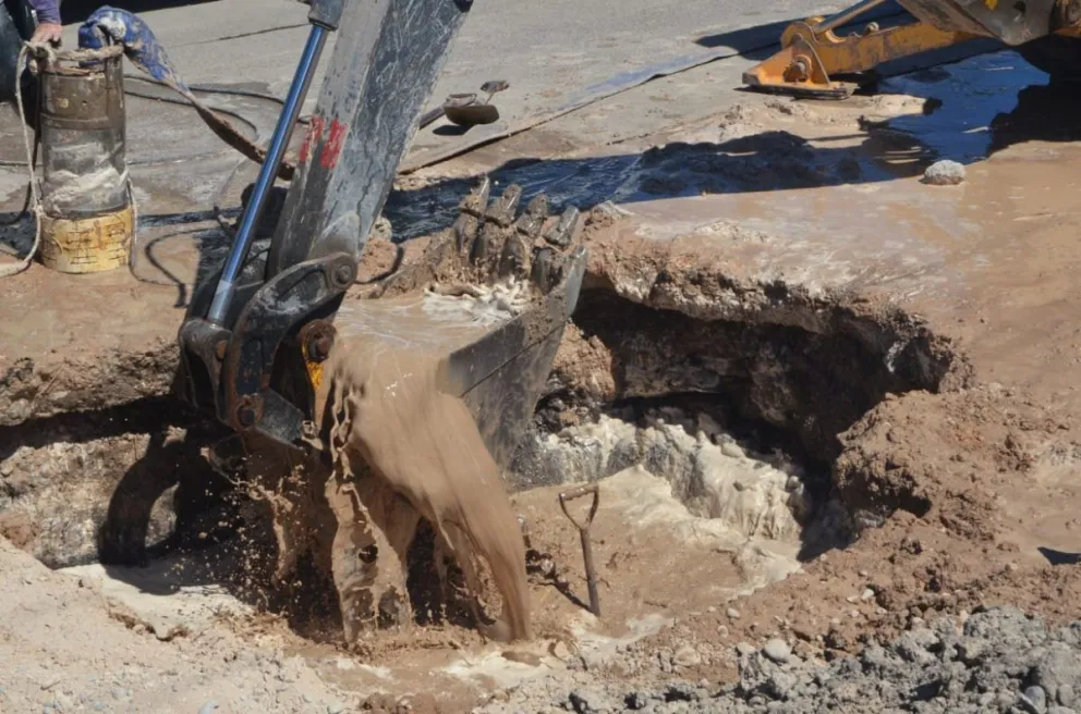Otra vez se rompió un caño de agua en la misma esquina