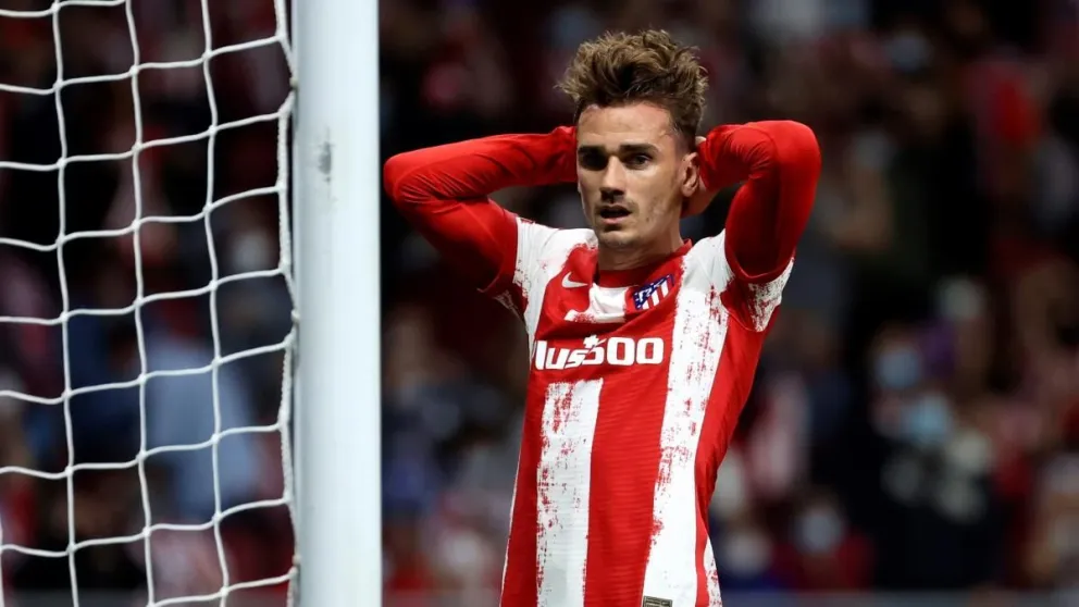 Video: Antoine Griezmann vio la roja por una patada criminal en la cara a un rival