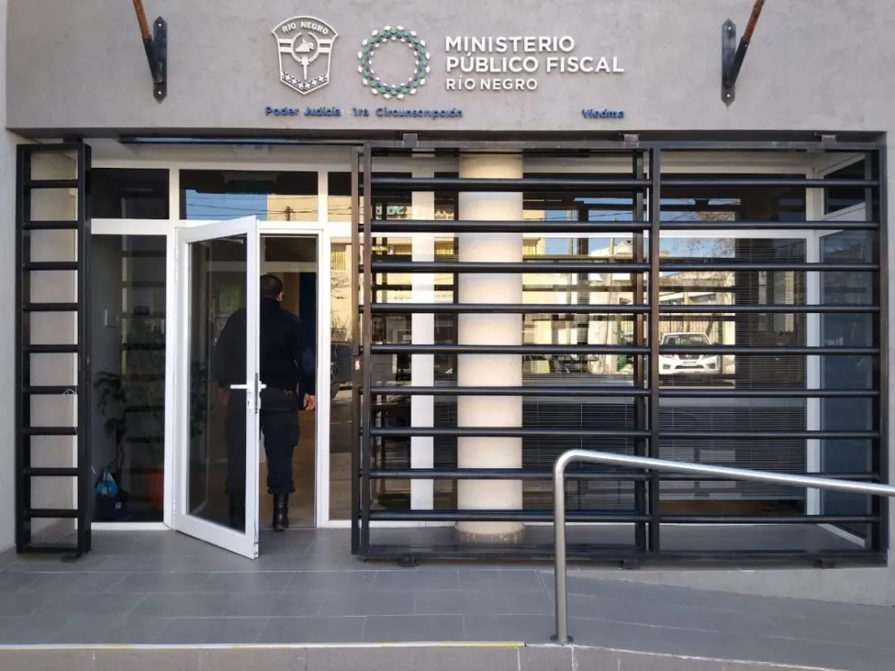 Miran televisores para descubrir a los ladrones de la agencia de autos en Viedma