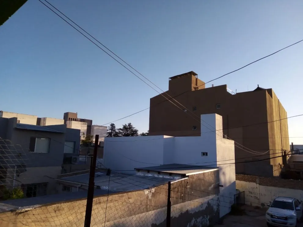 Una peligrosa chapa quiere levantar vuelo en pleno centro de Viedma por el viento