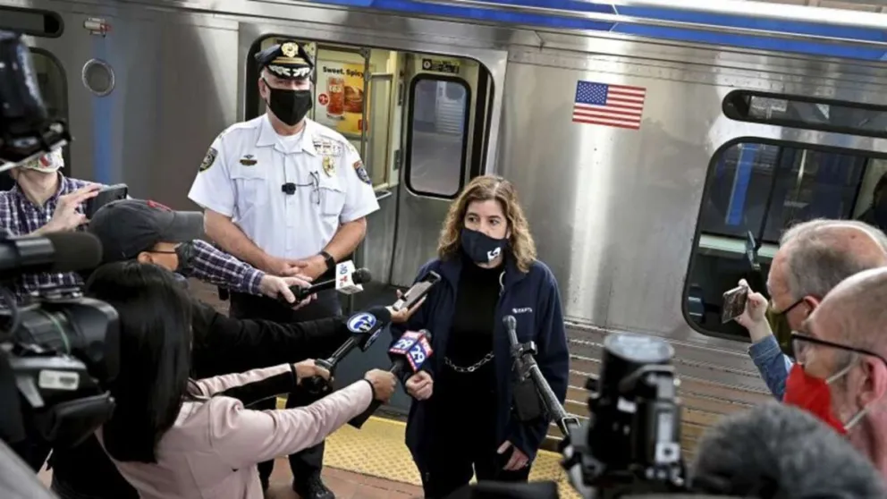 Aberrante: una mujer fue abusada en un tren mientras los pasajeros la grababan con sus celulares