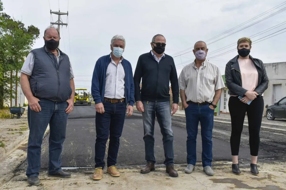 Felicidad en Patagones por la pavimentación de la Sánchez de Rial: el intendente Zara inspeccionó los últimos detalles  