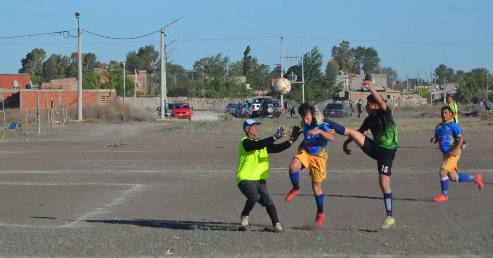 Copa Libertadores barrial: hubo más patadas que juego y un arquero le escupió la cara a un árbitro