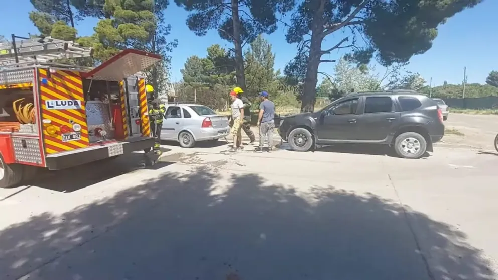 El rápido accionar de los bomberos impidió el incendio de un vehículo en Patagones 