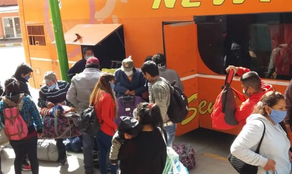 Abren el paraguas con la lluvia de trabajadores “golondrinas” a Río Negro