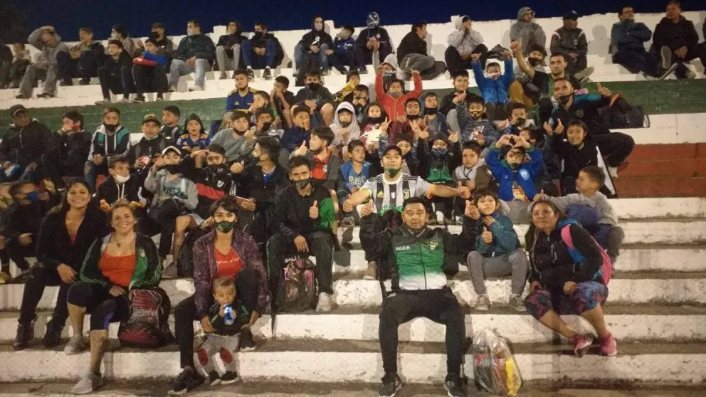 Sol de Mayo hizo realidad el sueño de los chicos de FC Las Mil de estar en la cancha
