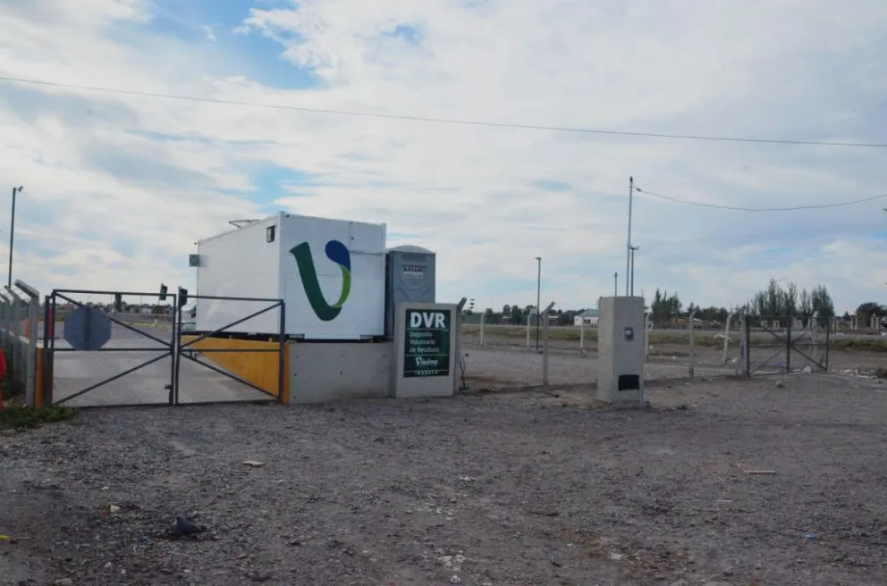 Cabezas inconscientes: el Depósito de Viedma está cerrado pero tiran la basura igual