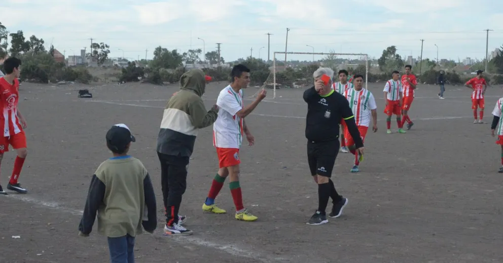 Copa Libertadores barrial: otra vez hubo lluvia de patadas y un partido se terminó antes por invasión de hinchas