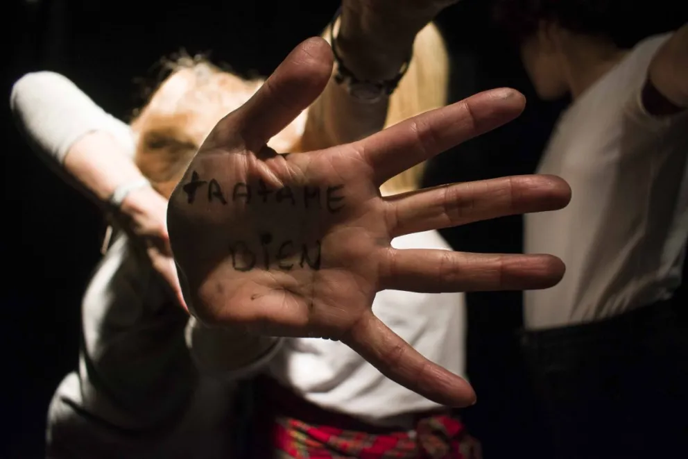 Violento machirulo: Le quiso pegar a su ex a pesar de que estaba la Policía en su casa