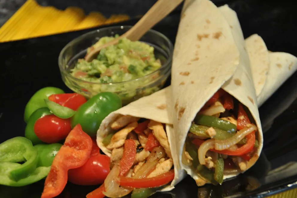Receta súper fácil y rápida para hacer las mejores fajitas con guacamole en casa
