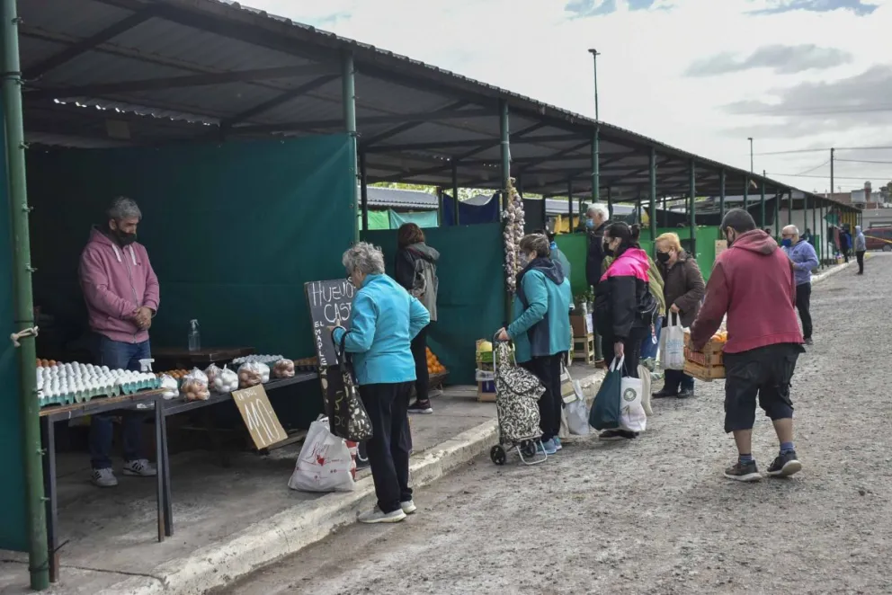 Llega a Viedma el camión de la economía popular con productos a bajo precio 