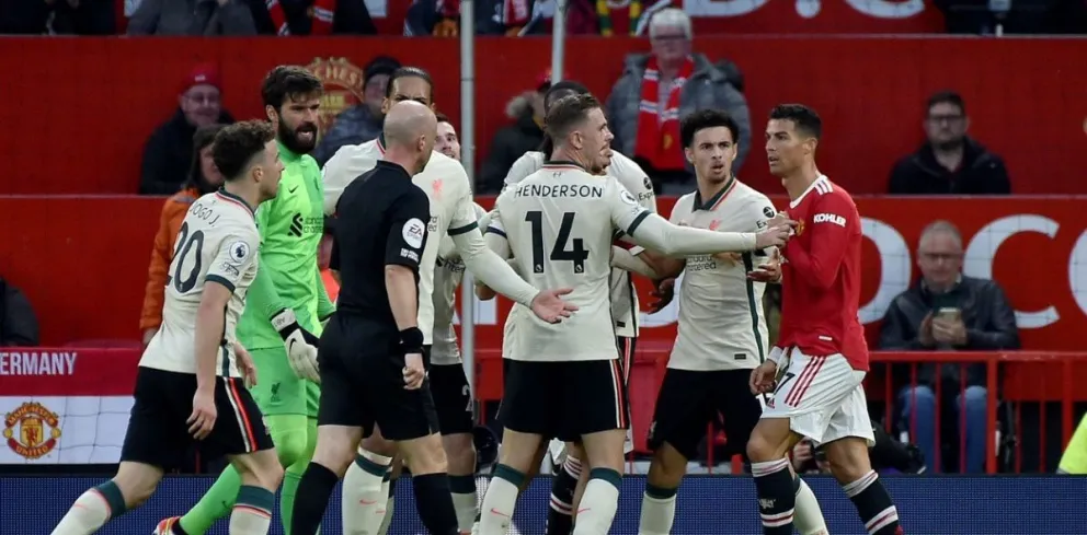 Video: Ronaldo no se bancó la goleada del Liverpool ante el United y metió un patadón brutal