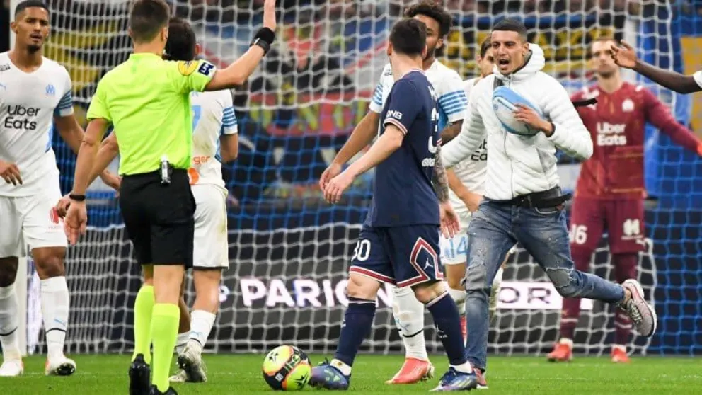 Increíble y peligroso: Un intruso invadió la cancha y le cortó un ataque a Messi 