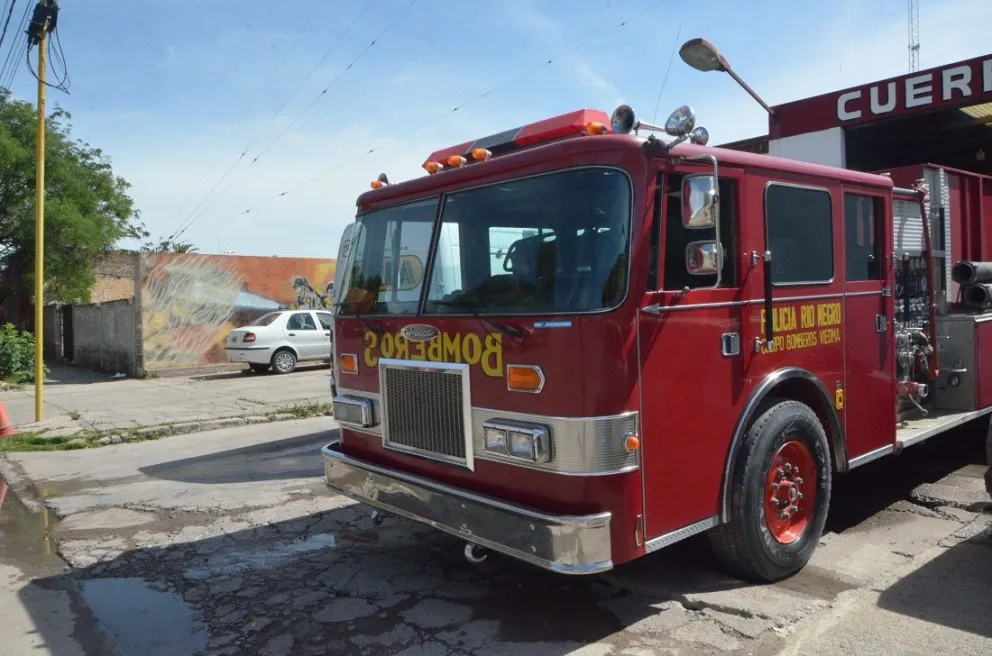 Arduo trabajo para los bomberos: apagaron incendios en una casa y en una camioneta