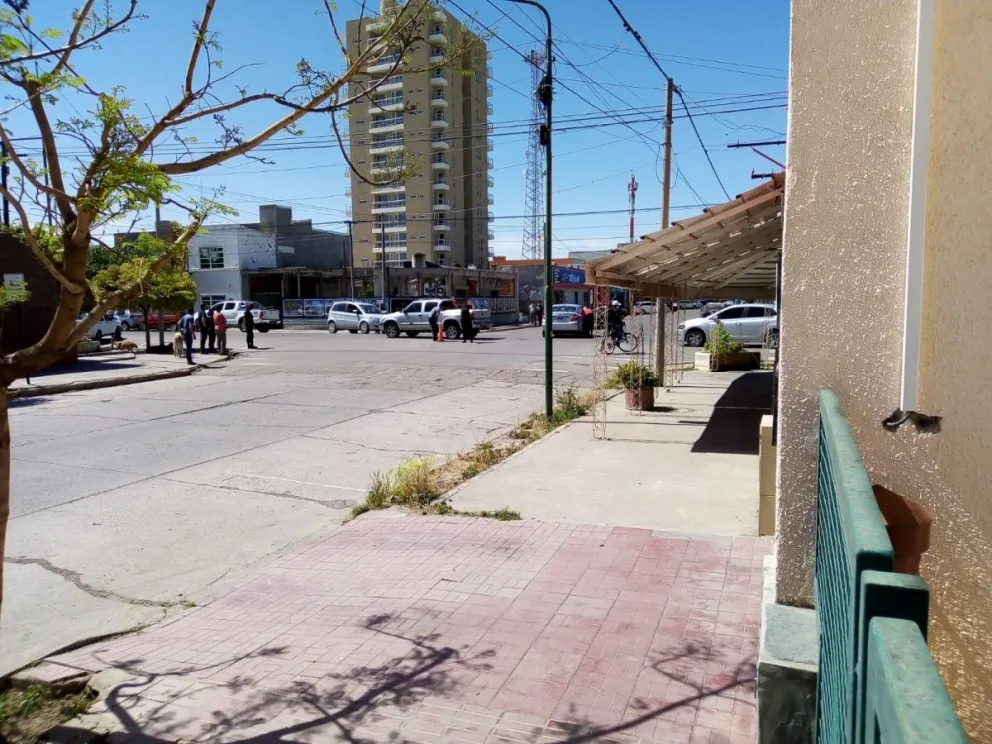 Choque en el centro con mucho ruido a chapa, pocos destrozos y nadie sin cinturón