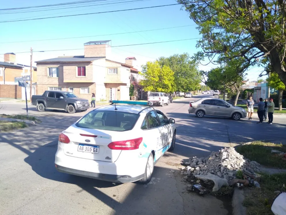 Hubo un triple choque en Viedma y una mujer fue enviada al hospital 