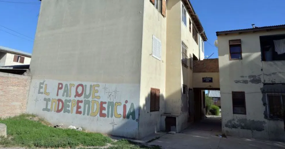 Vino de Cipolletti a Viedma y lo encontraron apuñalado en el Parque Independencia