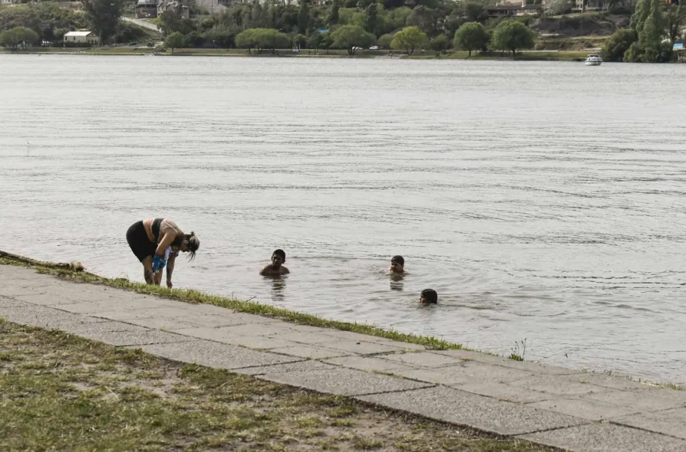 ¡Estalló el verano!: Y la gente se volcó al agua del río Negro