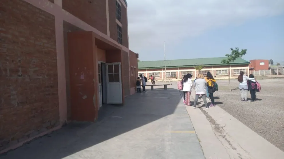 El viento llenó de tierra una escuela y se suspendieron las clases