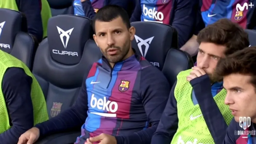 Video: El Kun Agüero disfrutó el clásico en el banco y hasta cantó el himno del club