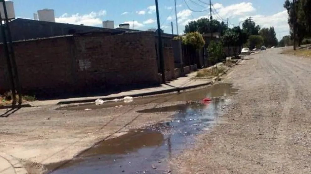 Desbordes cloacales y calor en el barrio Lavalle