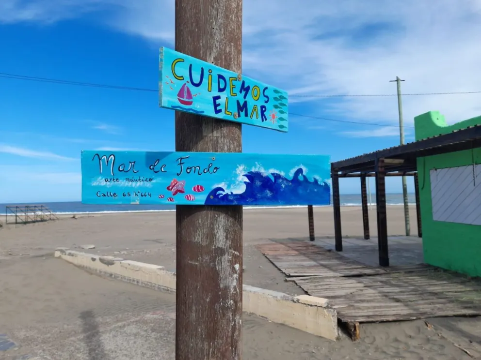 Llega el calor, y los vecinos de El Cóndor ponen color para cuidar las playas