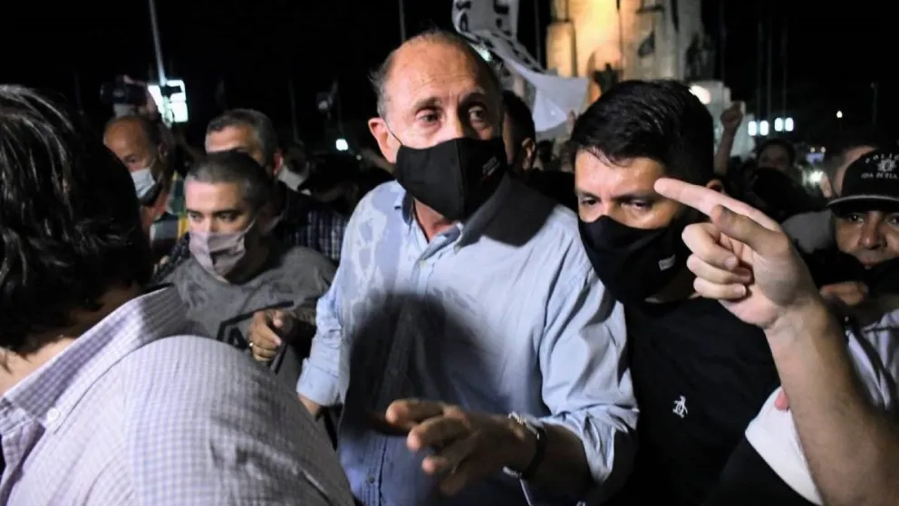 Echaron al gobernador Perotti de una marcha por la inseguridad: hubo insultos y empujones