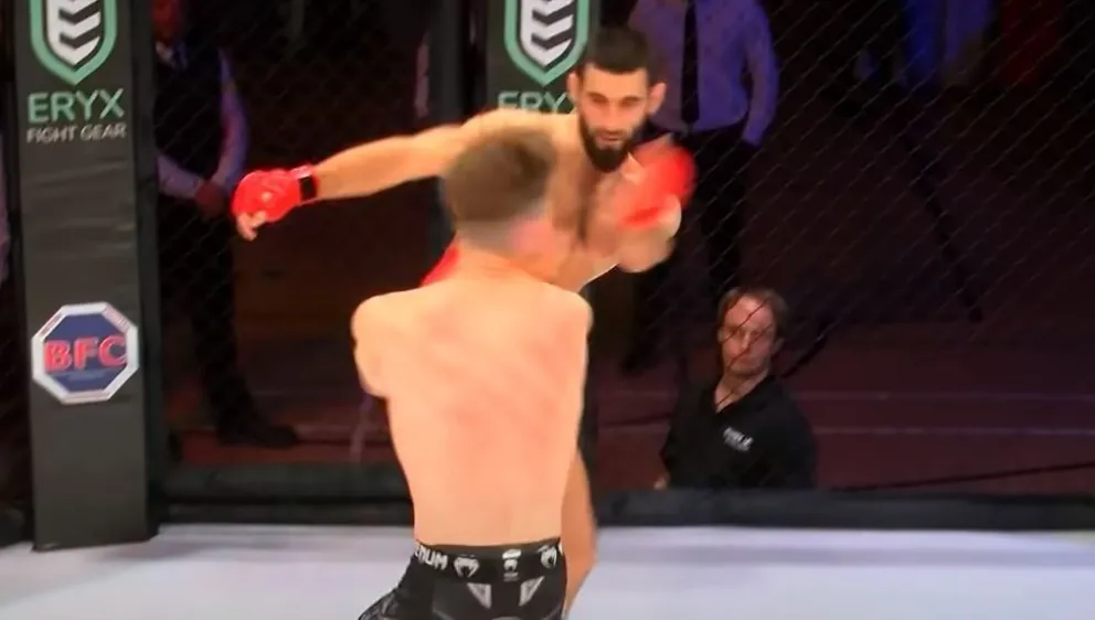 Video: luchador de MMA noqueó en 5 segundos a su rival de una patada a la cabeza