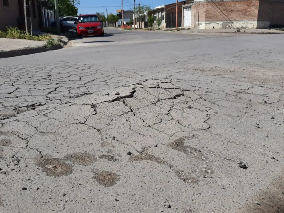 Peligro: una montaña ya tiene vida propia en una calle mal asfaltada
