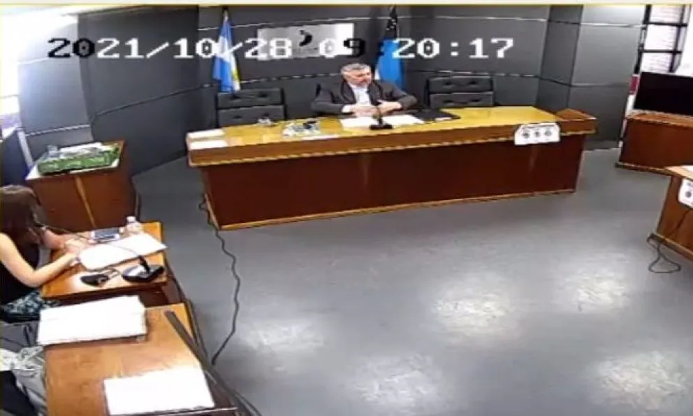 El juez le habló a un acusado de usurpación: “Usted no es un delincuente para andar usando tobillera”