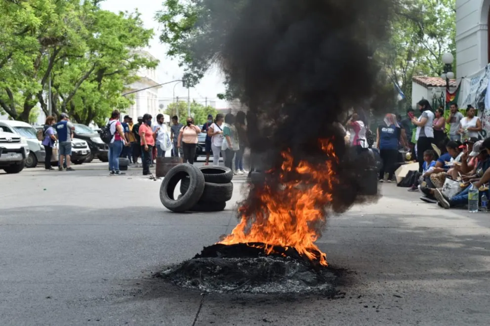 Protestaron quemando neumáticos, que está prohibido