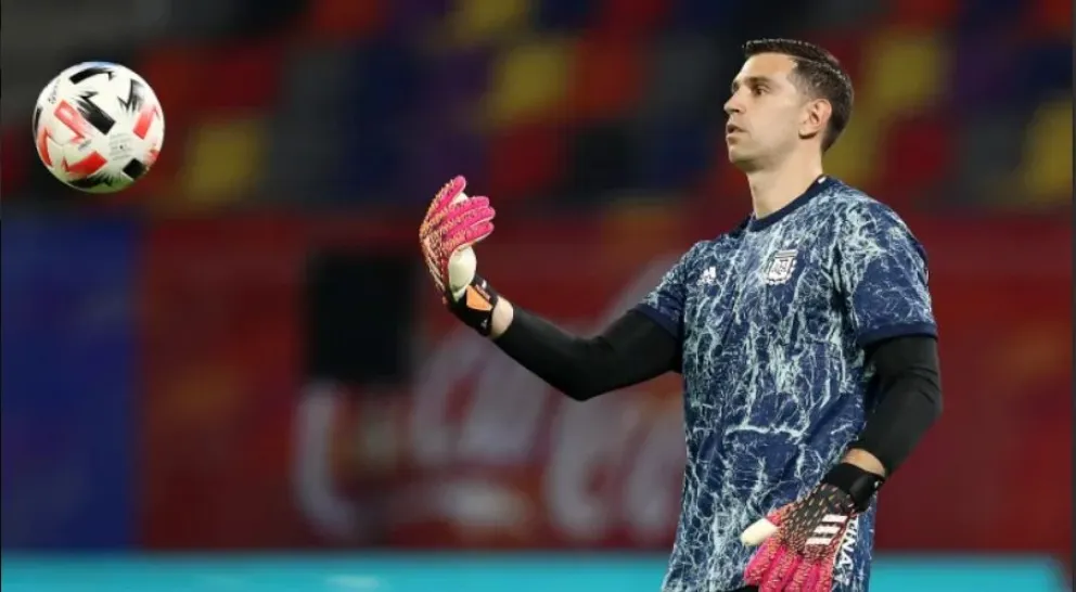 Vuelo de urgencia a Argentina: El mal momento familiar que atraviesa Dibu Martínez