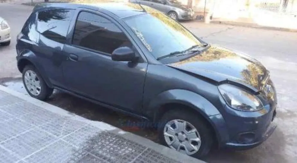 Dos jóvenes arrestados por vandalizar un auto estacionado