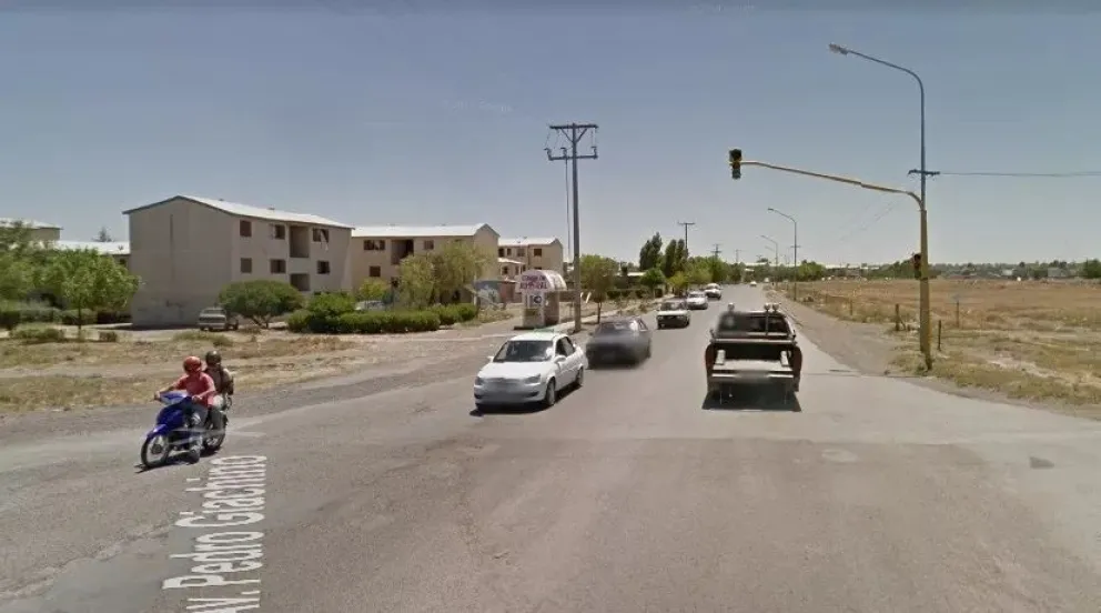 Reventaron el vidrio de un auto y robaron dinero