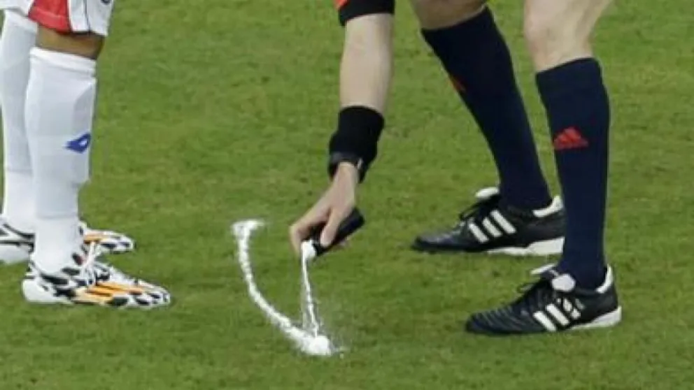 Le ganó a la FIFA: Deberán indemnizar a un argentino por utilizar el aerosol de los árbitros