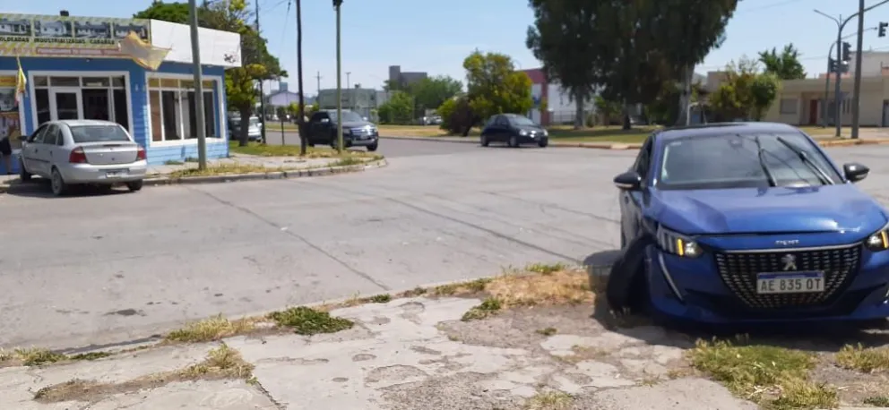 Chocaron en bulevar y Zatti: Un vehículo casi termina en el interior de un comercio