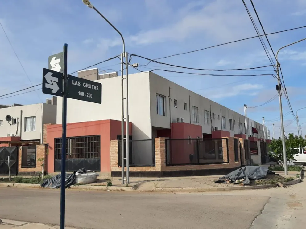 Se metió en su casa como el Hombre Araña y le robó la bicicleta