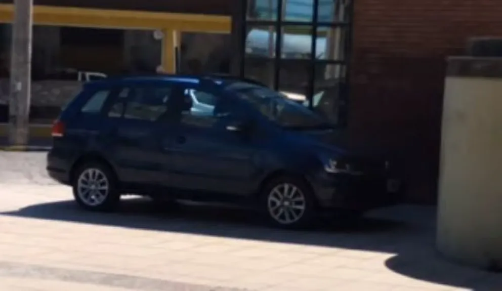 Se pasó de aceleración y casi terminó adentro del Juzgado Federal con su vehículo