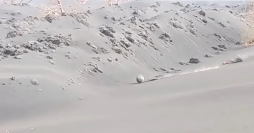 Ahora el volcán Cumbre Vieja en La Palma expulsa enormes rocas volcánicas