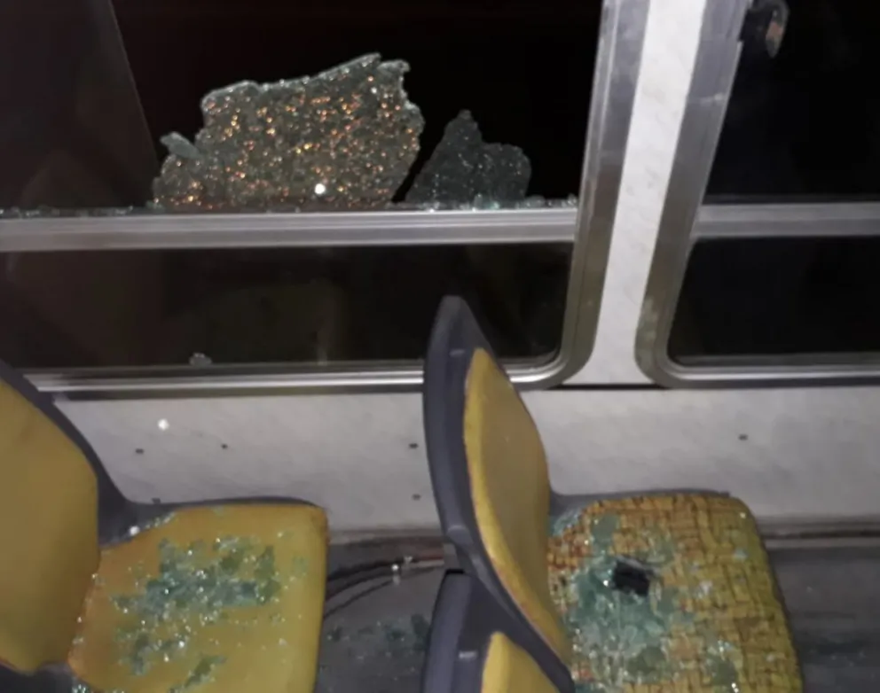 Apareció otro colectivo urbano con los vidrios rotos en Viedma