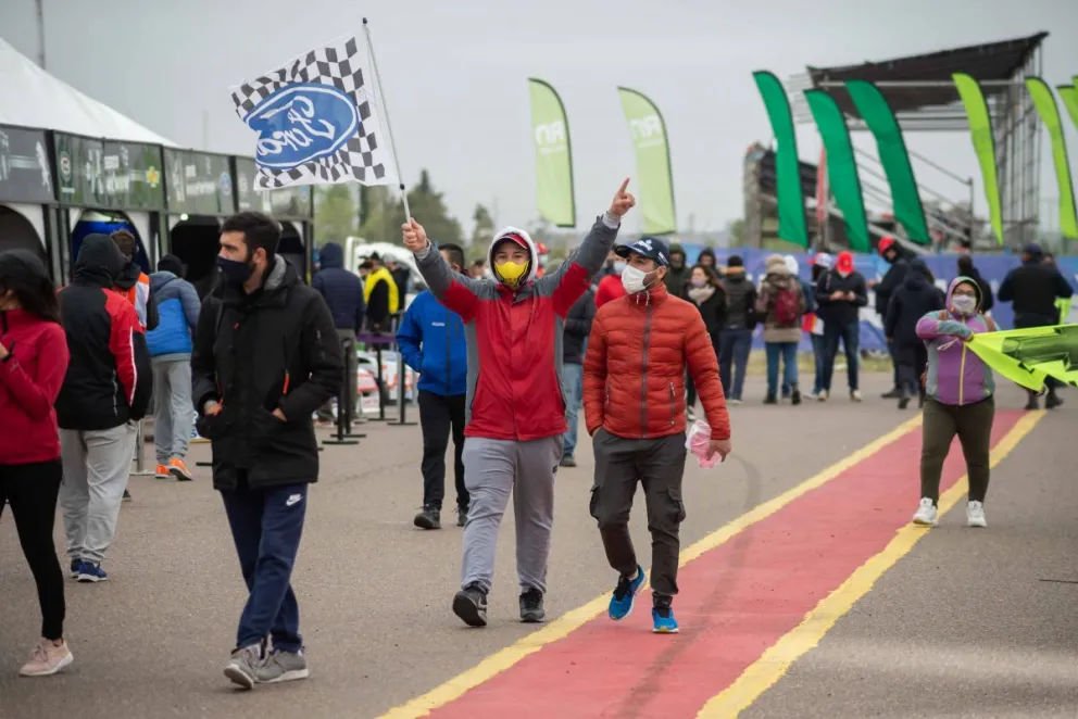 Todo el color del TC en Viedma: los principales autos, el tour de la gente en boxes y las infaltables banderas