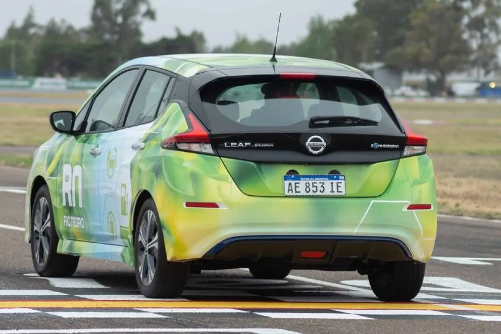 Río Negro incorporó su primer auto eléctrico y lo presentó en el Autódromo de Viedma