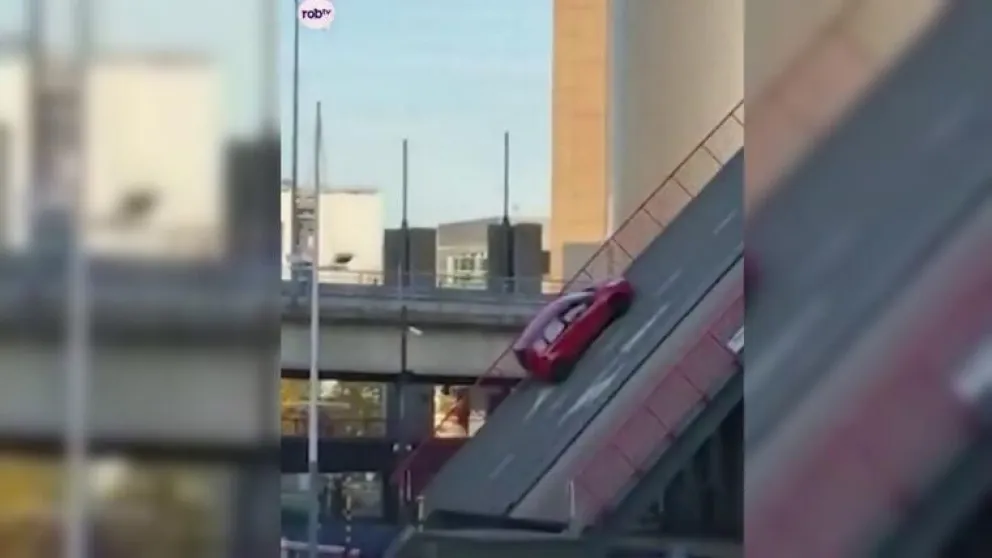 El dramático momento en que se abre un puente levadizo mientras un auto familiar cruzaba