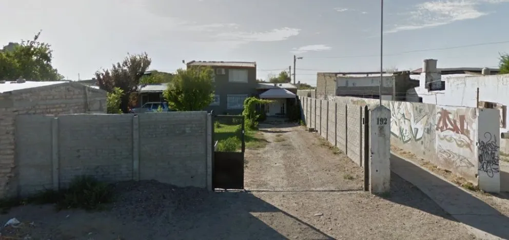 Le robaron las gomas del auto en su propio patio