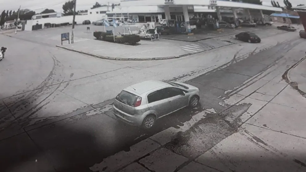 Captan la imagen del auto robado en Viedma ingresando al barrio Villa del Carmen 