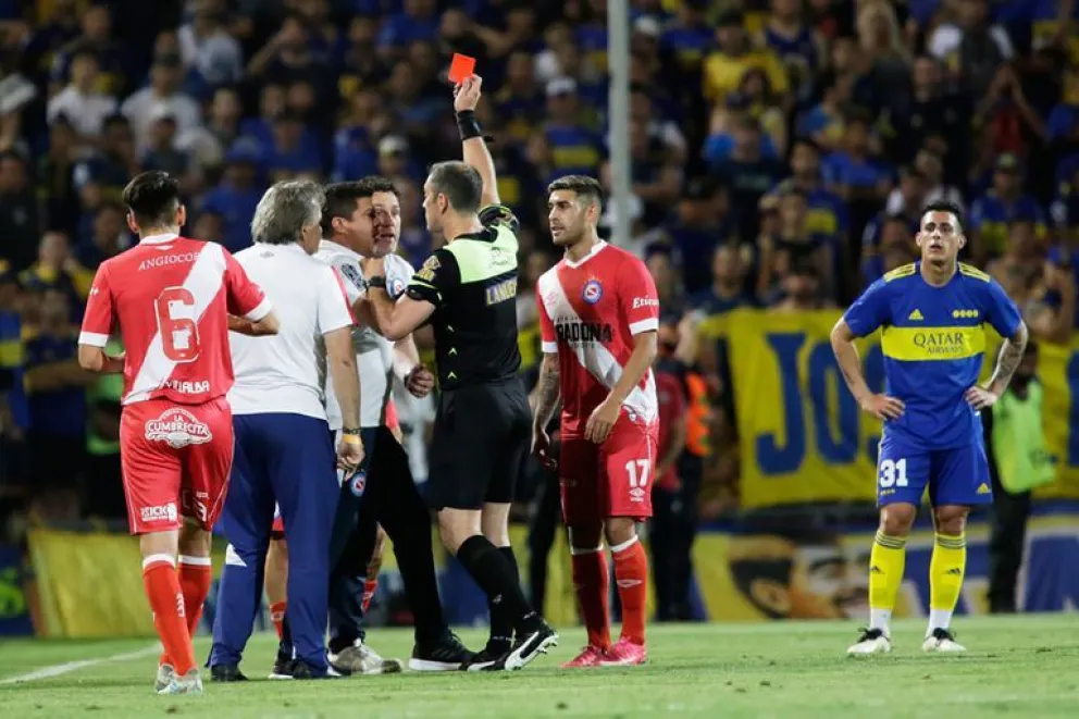 Milito largó todo tras su expulsión y un gol anulado: "Siempre condicionan a los árbitros"