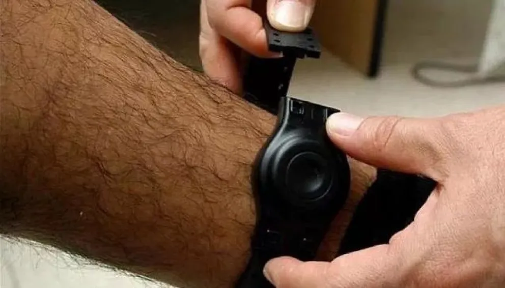 Ni un drama: se aburrió de la prisión domiciliaria, se sacó la tobillera y se fue a pasear